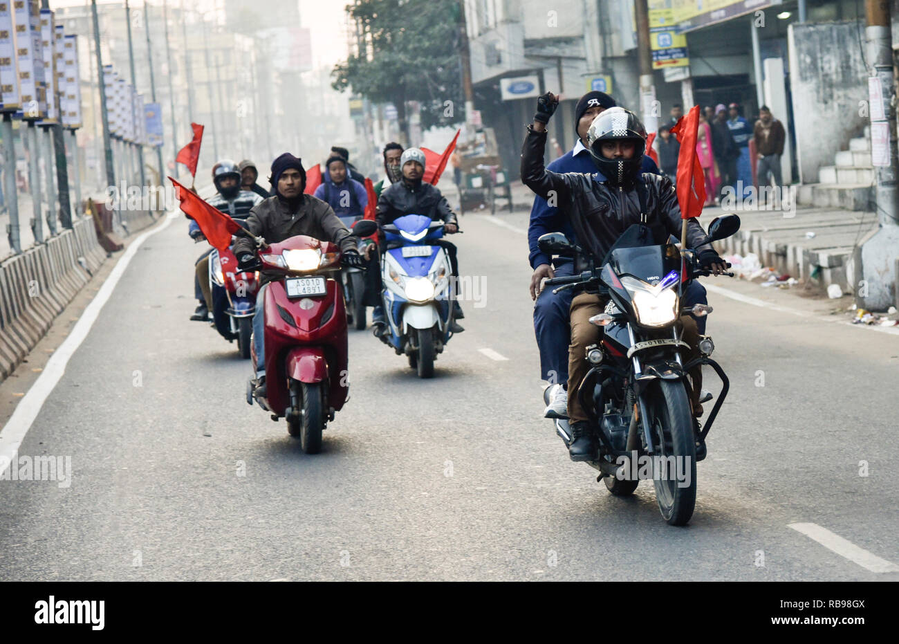 Zentrum der indischen Gewerkschaften (Citu) landesweiten Streik. Guwahati, Assam, Indien. Jan 8, 2019. Aktivisten aus der Mitte der indischen Gewerkschaften (Citu), die politisch ausgerichtet ist mit der Kommunistischen Partei Indiens (Marxisten), wave Flags, wie sie an einer Rallye neben geschlossenen Geschäfte während eines landesweiten Streik in Guwahati, fast 200 Millionen indischen Arbeiter ging auf einem zweitägigen landesweiten Streik am 8. Januar zu protestieren "arbeiterfeindlichen Politik" von Ministerpräsident Narendra Modi's Regierung, Auslösung sporadische Gewalt in einigen Städten. Foto: DAVID TALUKDAR. Quelle: David Talukdar/Alamy leben Nachrichten Stockfoto