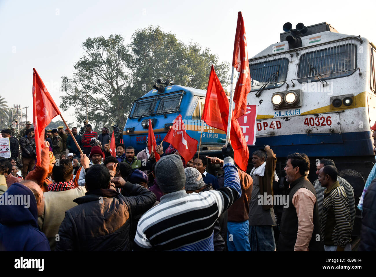 Zentrum der indischen Gewerkschaften (Citu) landesweiten Streik. Guwahati, Assam, Indien. Jan 8, 2019. Aktivistinnen aus dem Zentrum der indischen Gewerkschaften (Citu), die politisch ausgerichtet ist mit der Kommunistischen Partei Indiens (Marxisten), Ganzzüge in Guwahati Bahnhof während eines landesweiten Streik in Guwahati, fast 200 Millionen indischen Arbeiter ging auf einem zweitägigen landesweiten Streik am 8. Januar zu protestieren "arbeiterfeindlichen Politik" von Ministerpräsident Narendra Modi's Regierung, Auslösung sporadische Gewalt in einigen Städten. Foto: DAVID TALUKDAR. Quelle: David Talukdar/Alamy leben Nachrichten Stockfoto