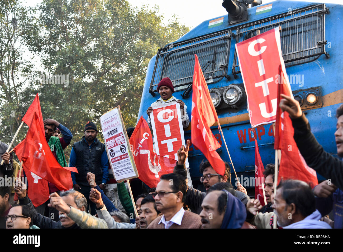 Zentrum der indischen Gewerkschaften (Citu) landesweiten Streik. Guwahati, Assam, Indien. Jan 8, 2019. Aktivistinnen aus dem Zentrum der indischen Gewerkschaften (Citu), die politisch ausgerichtet ist mit der Kommunistischen Partei Indiens (Marxisten), Ganzzüge in Guwahati Bahnhof während eines landesweiten Streik in Guwahati, fast 200 Millionen indischen Arbeiter ging auf einem zweitägigen landesweiten Streik am 8. Januar zu protestieren "arbeiterfeindlichen Politik" von Ministerpräsident Narendra Modi's Regierung, Auslösung sporadische Gewalt in einigen Städten. Foto: DAVID TALUKDAR. Quelle: David Talukdar/Alamy leben Nachrichten Stockfoto