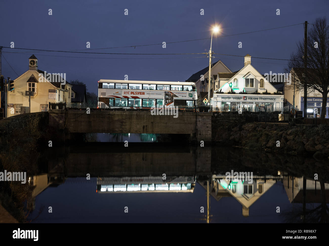 Carrigaline, Cork, Irland. 08. Januar, 2019. Am nächsten Morgen einen frühen Bus herauf Passagiere auf der Brücke in Carrigaline, Co.Cork. Von Mitternacht am 13. Januar die Ballincollig, Carrigaline bus service ist ein 24-Stunden Service und arbeiten mit einer 30 min./60 Minuten. Quelle: David Creedon/Alamy leben Nachrichten Stockfoto