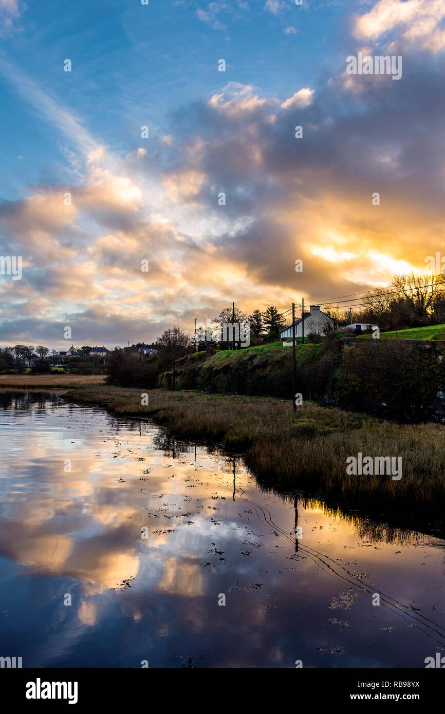 Ardara, County Donegal, Irland. 8. Januar 2019. Die Sonne über Coastal Cottages auf einen milden, ruhiger Tag. Credit: Richard Wayman/Alamy leben Nachrichten Stockfoto