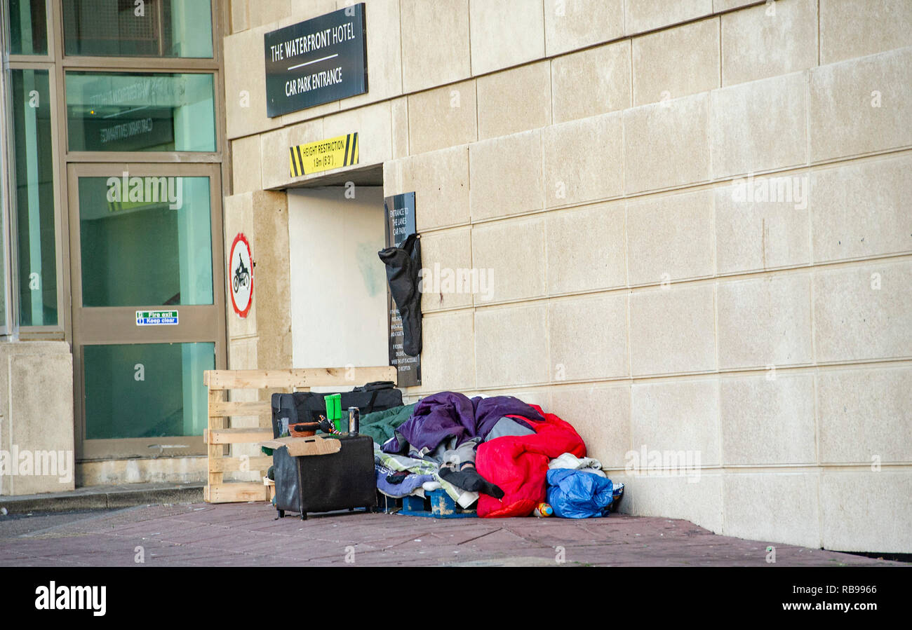 Brighton UK 8. Januar 2019 - Obdachlose schlafen auf den Straßen von Brighton von einem Smart Hotel am Meer heute an einem kalten Wintermorgen als Gehäuse Nächstenliebe Tierheim hat angekündigt, dass Millionen von sozialen Wohnungen innerhalb der nächsten 20 Jahre gebaut werden sollten die Verschlechterung der Immobilienkrise in Großbritannien: Simon Dack/Alamy Leben Nachrichten zu bewältigen Stockfoto