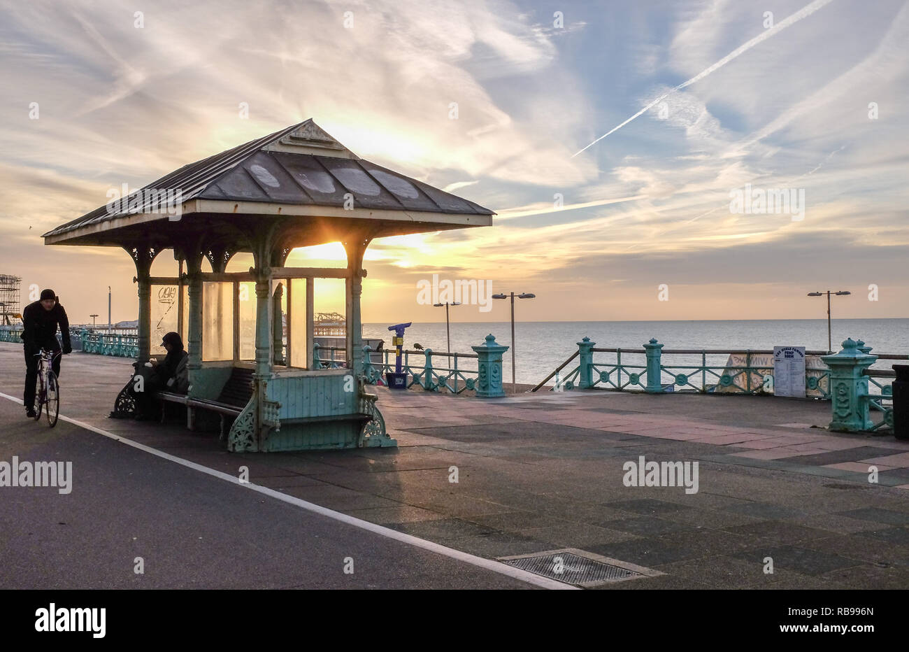 Brighton UK 8. Januar 2019 - ein Obdachloser wird in einem Brighton Seafront Tierheim heute Silhouette als Radfahrer vorbei an einem kalten Wintermorgen als Gehäuse Nächstenliebe Tierheim hat angekündigt, dass Millionen von sozialen Wohnungen innerhalb der nächsten 20 Jahre gebaut werden sollten die Verschlechterung der Immobilienkrise in Großbritannien: Simon Dack/Alamy Leben Nachrichten zu bewältigen Stockfoto