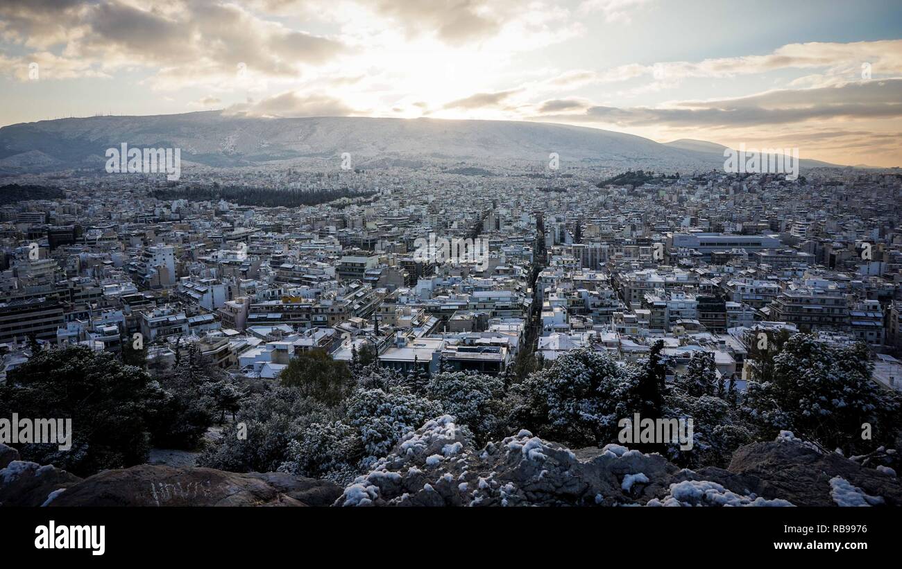 Athen, Griechenland. 8. Januar, 2019. Einen allgemeinen Überblick über die Stadt Athen mit Schnee bedeckt in den frühen Stunden Stunden am Dienstag. Ein Schneesturm ''Tilemachos'' fegt über Athen hält das Quecksilber weit unter Null über Teile des Landes. Credit: SOPA Images Limited/Alamy leben Nachrichten Stockfoto