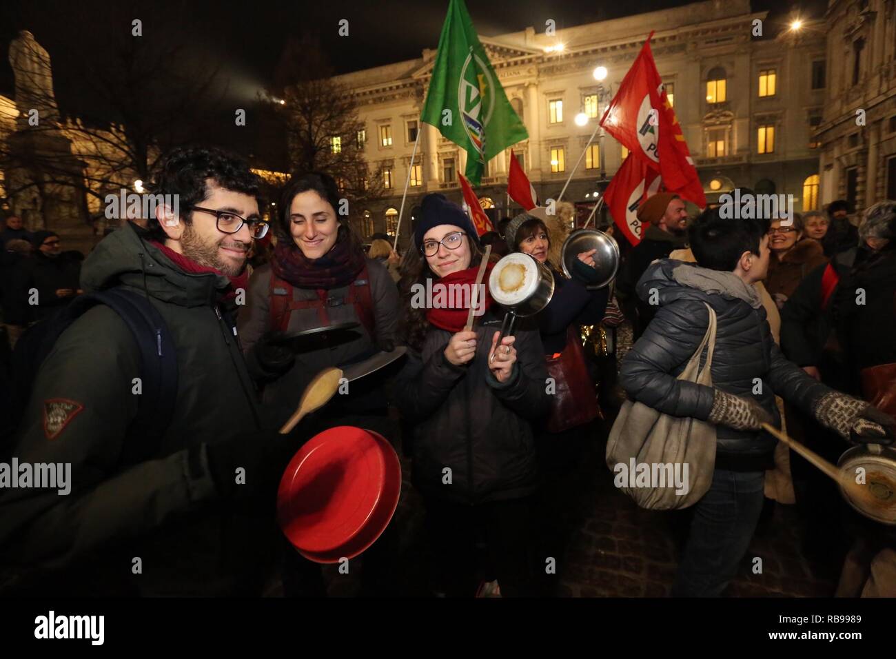 Flash Mob gegen Salvini Dekret und pentolata in Piazza Scala zu für die Aussetzung der mit der DL auf Migranten Fragen (Massimo Alberico, Mailand - 2019-01-07) p.s. La foto e 'utilizzabile nel rispetto del contesto in Cui e' Stata scattata, e senza intento diffamatorio del decoro delle Persone rappresentate Stockfoto