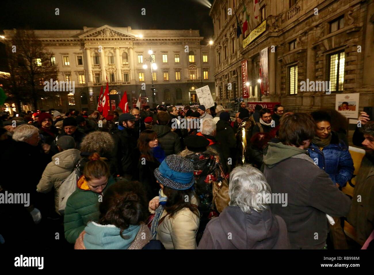 Flash Mob gegen Salvini Dekret und pentolata in Piazza Scala zu für die Aussetzung der mit der DL auf Migranten Fragen (Massimo Alberico, Mailand - 2019-01-07) p.s. La foto e 'utilizzabile nel rispetto del contesto in Cui e' Stata scattata, e senza intento diffamatorio del decoro delle Persone rappresentate Stockfoto