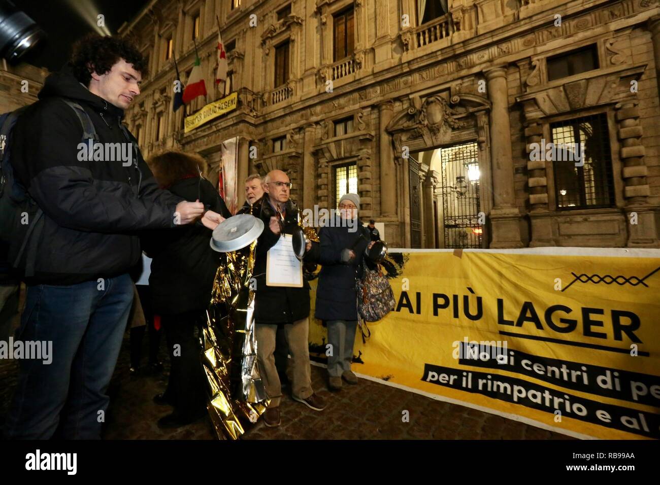 Flash Mob gegen Salvini Dekret und pentolata in Piazza Scala zu für die Aussetzung der mit der DL auf Migranten Fragen (Massimo Alberico, Mailand - 2019-01-07) p.s. La foto e 'utilizzabile nel rispetto del contesto in Cui e' Stata scattata, e senza intento diffamatorio del decoro delle Persone rappresentate Stockfoto