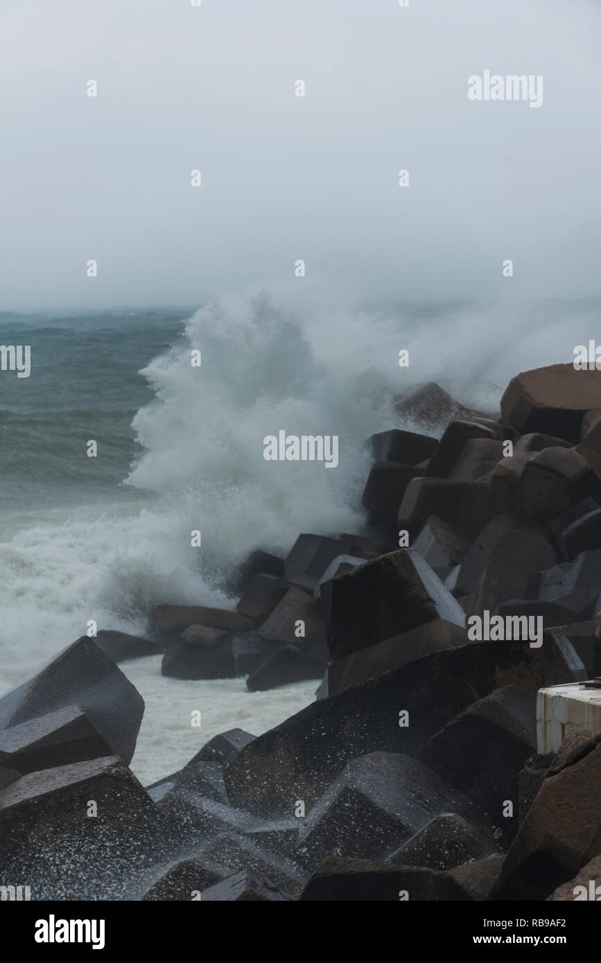 Beirut, Libanon. 8 Jan, 2019. Sturm Norma schlagen der Mittelmeerküste in Beirut, Libanon. Kredit Mohamad Itani/Alamy leben Nachrichten Stockfoto