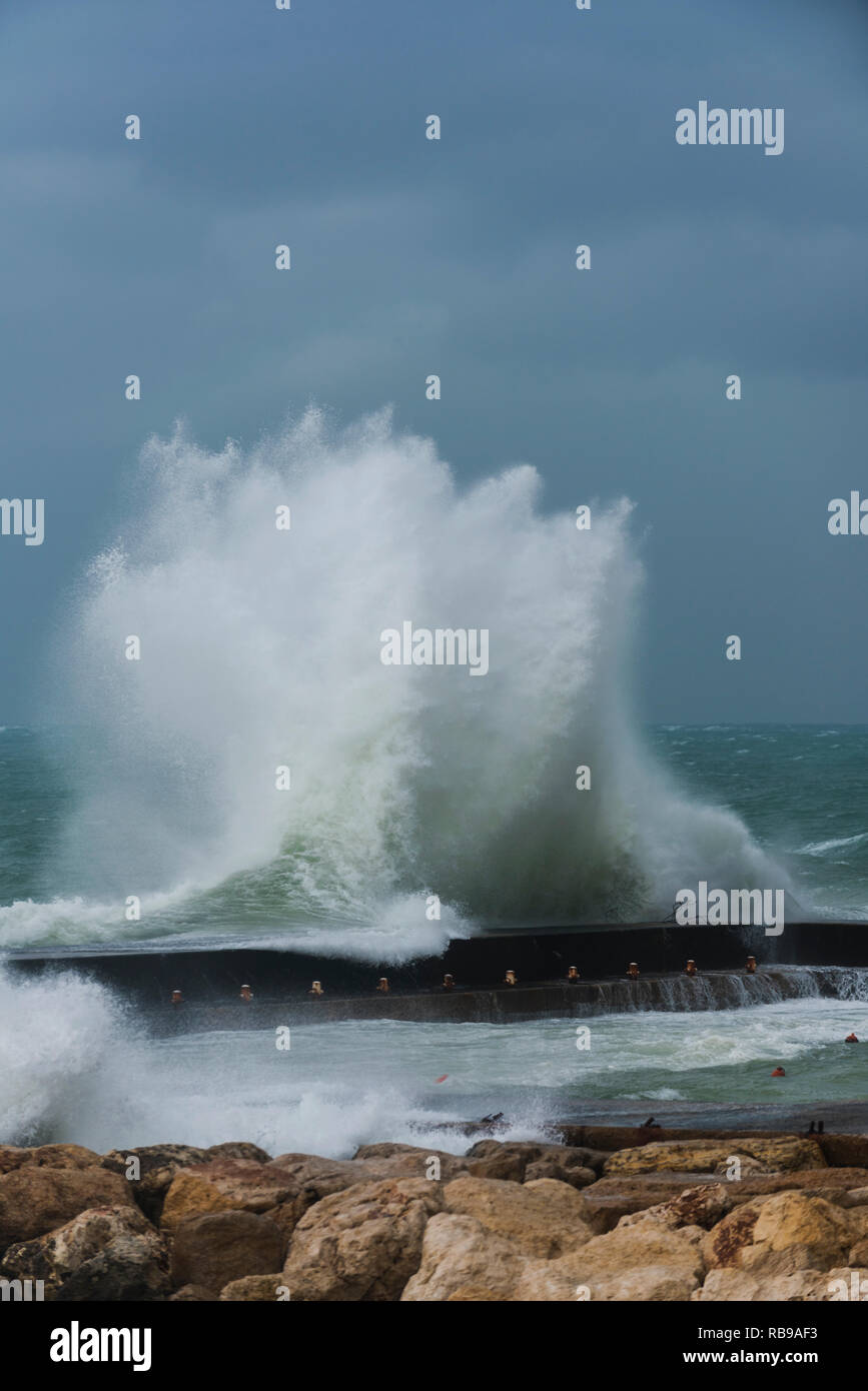 Beirut, Libanon. 8 Jan, 2019. Sturm Norma schlagen der Mittelmeerküste in Beirut, Libanon. Kredit Mohamad Itani/Alamy leben Nachrichten Stockfoto