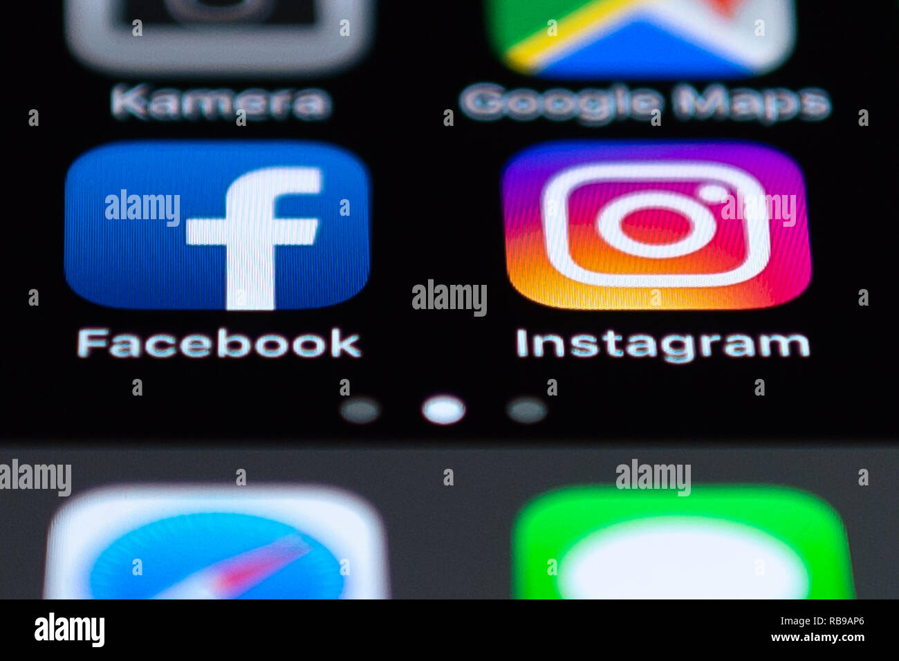 08 Januar 2019, Hessen, Rüsselsheim: Illustration - Die Instagram Foto network Logo (unten) und Foto App werden auf dem Bildschirm des iPhone sichtbar. Foto: Silas Stein/dpa Stockfoto