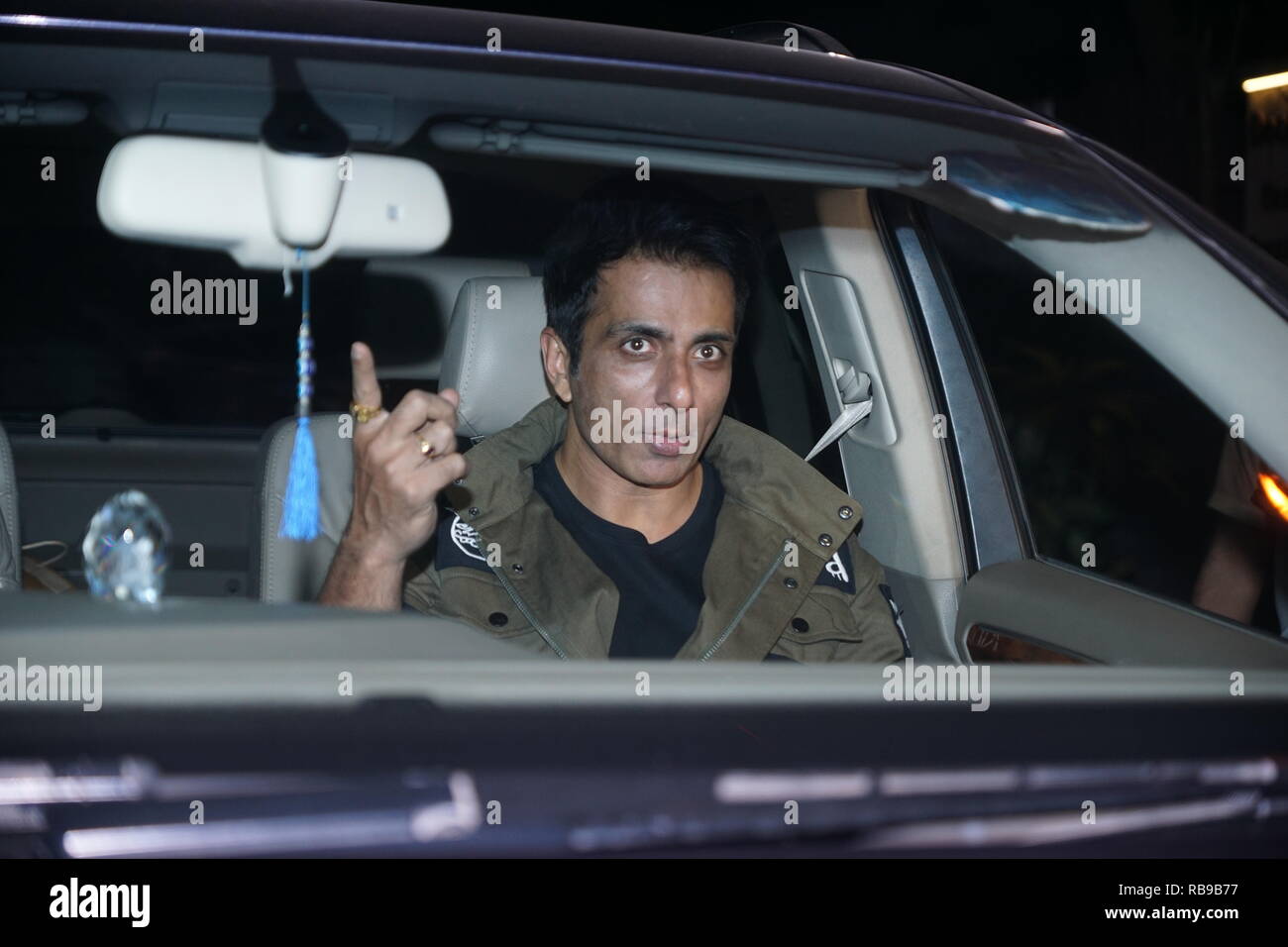 Mumbai, Indien, 7. Jan 2019: Bollywood Schauspieler sonu Sood und seine Frau kamen jahor Haus für Film SIMBA Erfolg Partei aat Khar in Mumbai Indien am 7 Jan 2019 zum Karan. Foto von prodip Guha Stockfoto