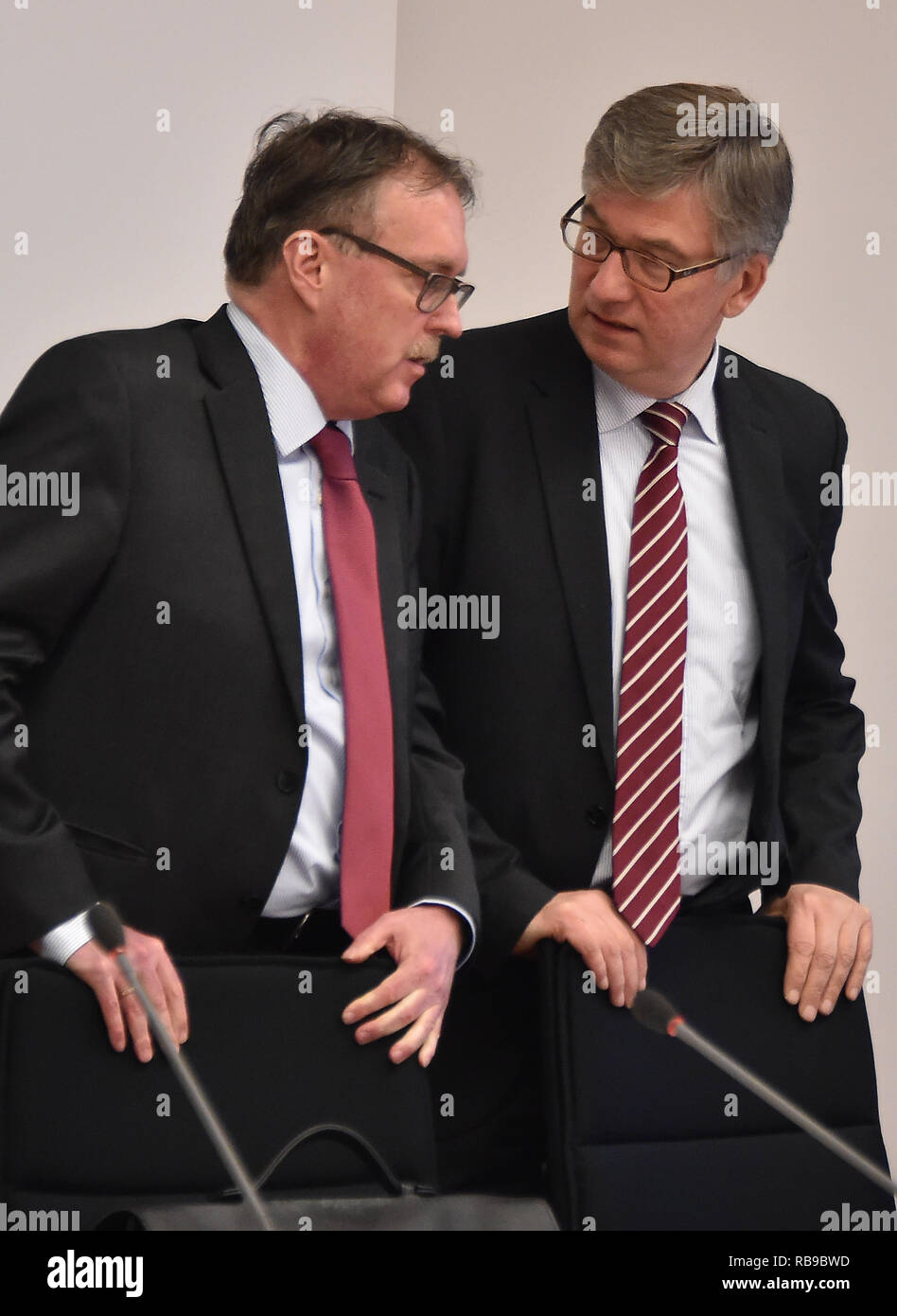 Potsdam, Deutschland. 08 Jan, 2019. Stefan Ludwig (Die Linke), Minister der Justiz des Landes Brandenburg, spricht mit Klaus-Christoph Clavee (r), der Präsident des Brandenburgischen Oberlandesgerichts, vor der Sondersitzung des Rechtsausschusses im brandenburgischen Parlament beginnt. Die Freigabe der Nauen Brandstifter aus der Haft hat eine Diskussion über den Stand der Strafverfolgung ausgelöst. Foto: Bernd Settnik/dpa-Zentralbild/dpa/Alamy leben Nachrichten Stockfoto