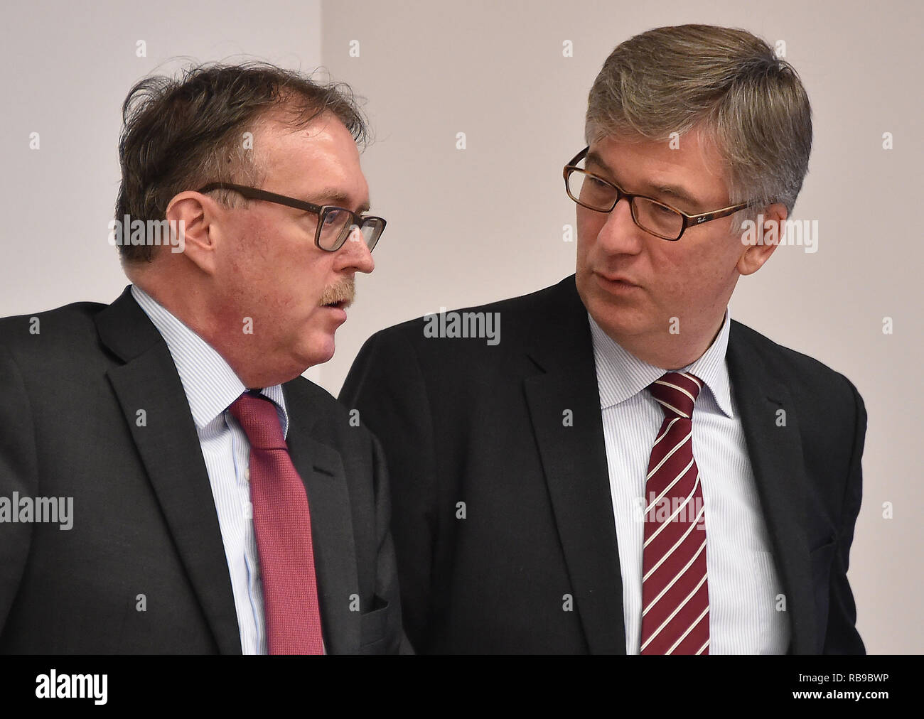 Potsdam, Deutschland. 08 Jan, 2019. Stefan Ludwig (Die Linke), Minister der Justiz des Landes Brandenburg, spricht mit Klaus-Christoph Clavee (r), der Präsident des Brandenburgischen Oberlandesgerichts, vor der Sondersitzung des Rechtsausschusses im brandenburgischen Parlament beginnt. Die Freigabe der Nauen Brandstifter aus der Haft hat eine Diskussion über den Stand der Strafverfolgung ausgelöst. Foto: Bernd Settnik/dpa-Zentralbild/dpa/Alamy leben Nachrichten Stockfoto