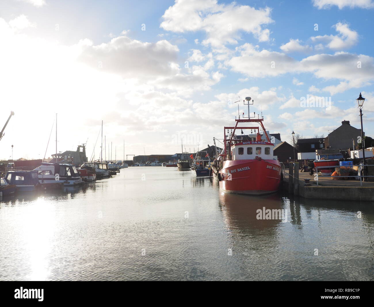 Queenborough, Kent, UK. 8. Januar, 2018. UK Wetter: Die heutige surge Tide in Queenborough, Kent. Eine Flut Warnung wurde durch eine Flutwelle Schwankung in der Mündung der Themse ausgestellt, mit Wasserständen von über 1 m höher als normal. Pic: Boote Queenborough Creek sind fast auf dem gleichen Niveau wie die Uferstraße. Credit: James Bell/Alamy leben Nachrichten Stockfoto