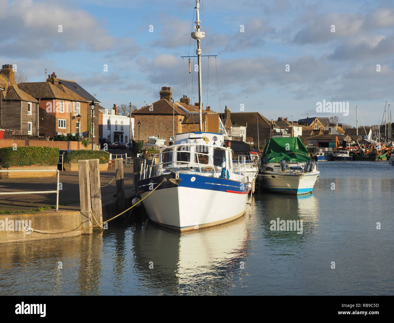 Queenborough, Kent, UK. 8. Januar, 2018. UK Wetter: Die heutige surge Tide in Queenborough, Kent. Eine Flut Warnung wurde durch eine Flutwelle Schwankung in der Mündung der Themse ausgestellt, mit Wasserständen von über 1 m höher als normal. Pic: Boote Queenborough Creek sind fast auf dem gleichen Niveau wie die Uferstraße. Credit: James Bell/Alamy leben Nachrichten Stockfoto