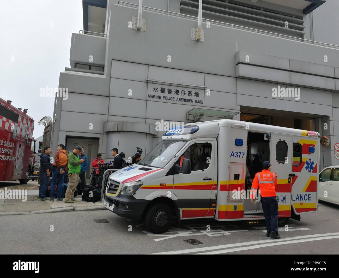 (190108) - HONGKONG, Januar 8, 2019 (Xinhua) - Retter und Medien Mitarbeiter außerhalb des Marine Polizei Aberdeen Basis in Hong Kong, South China, Jan. 8, 2019 gesehen werden. Ein Mensch kam ums Leben, Sieben Verletzte und zwei fehlenden wie ein Öltanker explodiert und hatte Feuer gefangen Dienstag aus Hong Kong's Lamma Island. Der Unfall ereignete sich gegen 11:29 Uhr lokale Zeit (0329 GMT) wenn Mitglieder der Besatzung, die auf der 140 Meter langen Tanker versuchten, Rohre mit einem Schiff das Schiff südlich Lamma Insel zum Auftanken zu verbinden, sagte Yiu Männer Yeung, Division Commander für Marine und Tauchen von Hong Kong Special Admin Stockfoto