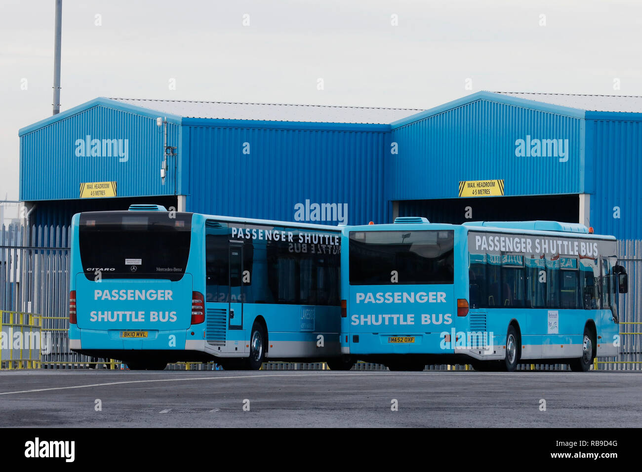 Portsmouth, Großbritannien. 8 Jan, 2019. Pkw Busse warten an der Portsmouth International Port, Portsmouth, UK, Dienstag, 8. Januar 2019. Führer der Liberaldemokraten, Vince Cable besuchte den Hafen über den Druck der Port unter als Folge der No Deal Brexit werden könnte, zu erfahren. Credit: Lukas MacGregor/Alamy leben Nachrichten Stockfoto