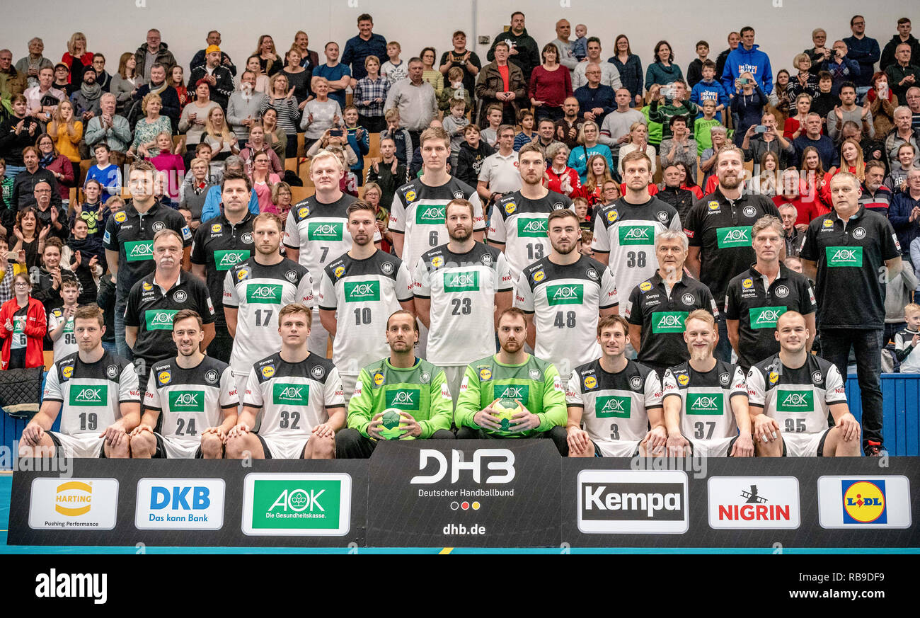 08 Januar 2019, Berlin: Handball: WM, öffentliche Schulung der DHB-Auswahl. Team Foto (L-R) Martin Strobel 35, Patrick Groetzki 24, Franz Semper 32, Andreas Wolff 33, Silvio Heinevetter 12, Matthias Musche 37, Uwe gensheimer 3, Paul Drux 95, Mitte: Kurt Steuer (Arzt), Steffen Weinhold 17, Fabian Umfangreiches 10, Steffen Fäth 23, Jannik Kohlbacher 48, Reinhold Roth (physio), Peter Gräschus (physio). (Zurück - l - r) Bundestrainer Christian Prokop, Co-Trainer Alexander Haase, Patrick Wiencek 7, Finn Lemke 6, Hendrik Pekeler 13, Fabian Böhm 38, Team Manager Oliver Roggisch, Team Coordinator Volker Stockfoto