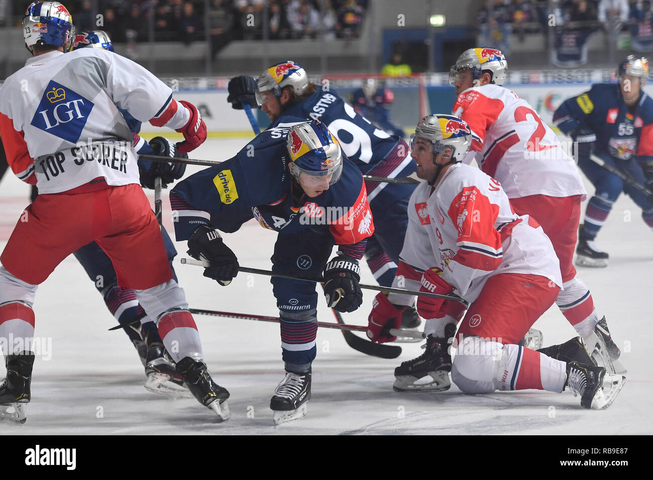 Markieren VOKES (M), Aktion, Duelle gegen Alexander RAUCHEWALD (SL). EHC München - EHC Red Bull Red Bull Salzburg, Hockey Champions League Play Off Halbfinale am 08.01.2019. | Verwendung weltweit Stockfoto