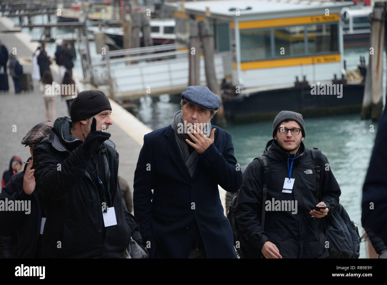 Venedig, Italien. 08. Januar, 2019. Der italienische Regisseur Paolo Sorrentino (in der Mitte beim Rauchen die Zigarre) Wanderungen mit der Crew während einer Pause von den von der TV-Show "Der neue Papst" in Venedig, Italien. Andrea Merola/Erwachen/Alamy leben Nachrichten Stockfoto