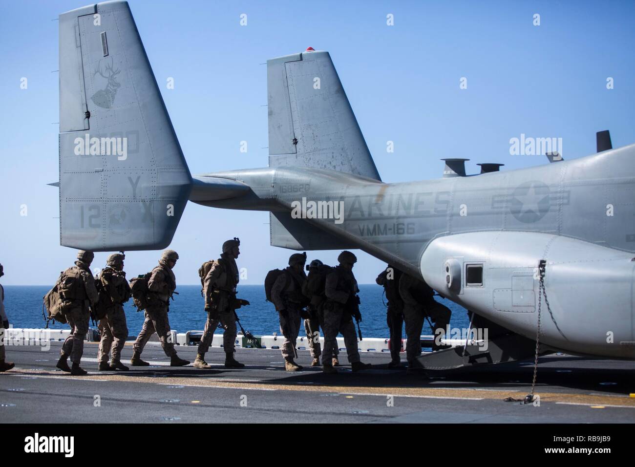 ARABIAN SEA - US-Marines mit Lima Company, Bataillon Landung Team 3/1, 13 Marine Expeditionary Unit (MEU), geben Sie eine MV-22 Osprey B für einen Sperber Training an Bord der Wasp-Klasse amphibisches Schiff USS Essex (LL 2), Jan. 6, 2019. Der Essex ist das Flaggschiff der Essex amphibische Gruppe und bereit, mit der begonnen 13. MEU, ist in die USA 5 Flotte Bereich der Maßnahmen zur Unterstützung der Marine im Einsatz für die Stabilität in der Region zu gewährleisten und verbindet das Mittelmeer und den Pazifischen Raum durch den westlichen Indischen Ozean und drei strategischen Punkten ersticken. (U.S. Stockfoto