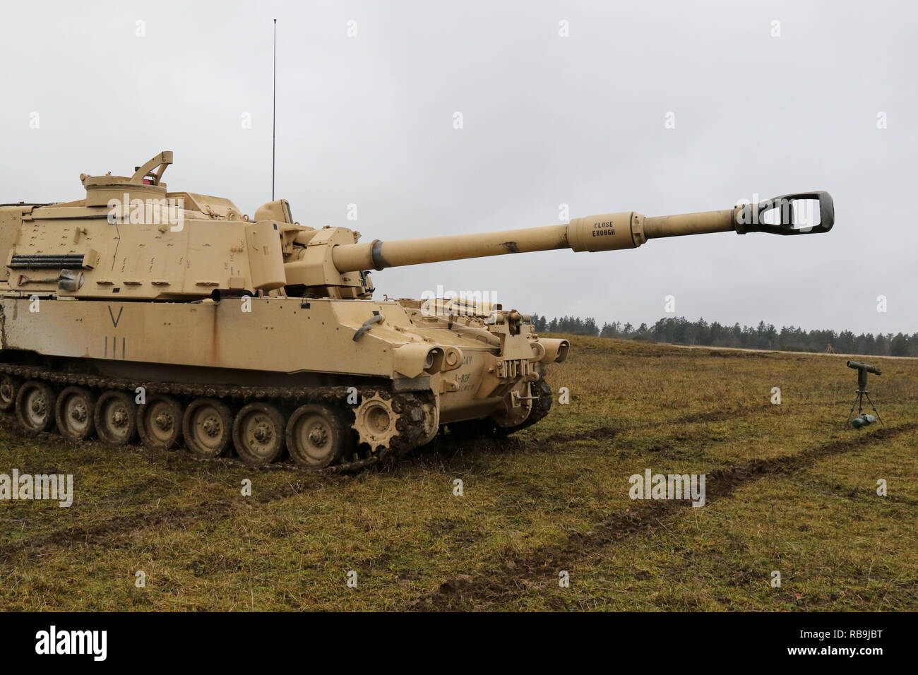 Us-Armee Soldaten zu C Batterie zugewiesen, 1st Battalion, 82nd Field Artillery Regiment, 1st Armored Brigade Combat Team, 1.Kavallerie Division, Position a M109A6 Paladin während der trockenen Feuer Tabelle V Veranstaltung auf eine Reihe an U.S. Army Garrison Grafenwöhr in Bayern, Deutschland, dem 7. Januar 2019. 1-1 CD ist die Vorbereitung für die endgültige Live Fire Training Veranstaltungen als Teil ihrer Atlantischen Rotation in Europa lösen. (U.S. Army National Guard Foto von Sgt. Lisa Reben, 382 Öffentliche Angelegenheiten Ablösung/Freigegeben) Stockfoto