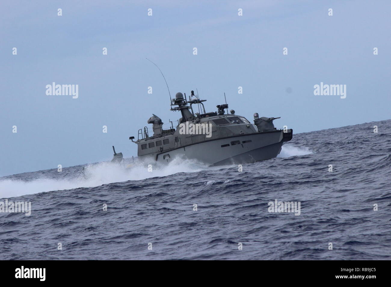 181228-N-ZO 699-1049 Santa Rita, Guam (31. 28, 2018) Segler an die in den Küstenzonen Riverine Squadron 3, Loslösung Guam, führen Sie eine 500 Seemeilen Transit an Bord eines Mark VI Patrouillenboot Küsten Riverine Group (CRG) (1), Trennung Guam zugewiesen. Dies markiert den längsten Transit die Mark VI Patrouillenboote im Pazifik gemacht haben. CRG 1, Loslösung Guam, Commander, Task Force 75, die primäre Expeditionary task force verantwortlich für die Planung und Ausführung der Küstengebiete Riverine operations, Beseitigung von Explosivstoffen, tauchen Engineering und Bau zugeordnet und Unterwasser bau ich Stockfoto