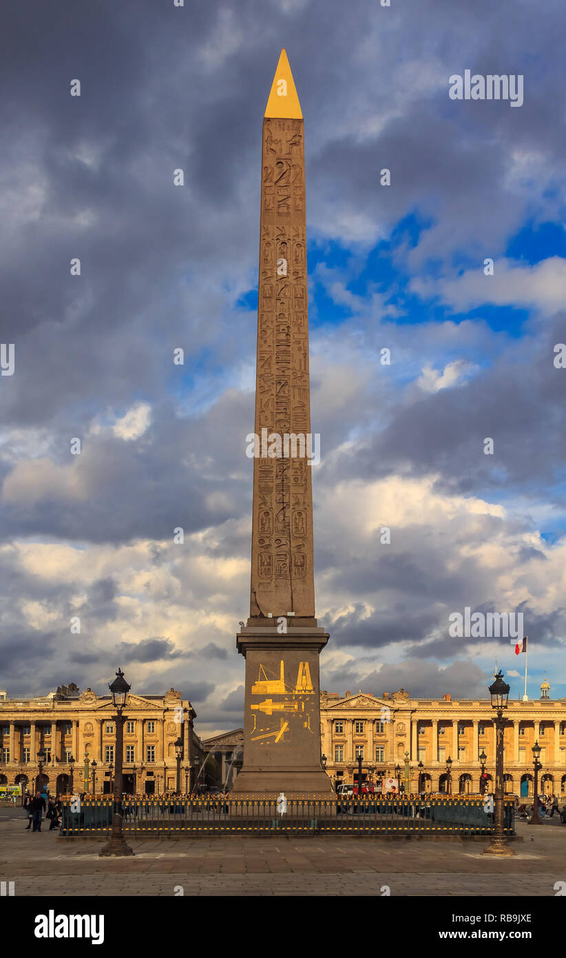 Paris, Frankreich, 25. Oktober 2013: Der größte Platz von Paris, Place de la Concorde mit dem Obelisk von Luxor und Arc du Triompe in der Champ Stockfoto