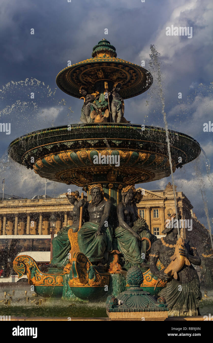 Paris, Frankreich, 25. Oktober 2013: Brunnen der Flüsse in Place de la Concorde mit großen Zahlen für die Rhone und Rhein & Zahlen für die wichtigsten Harv Stockfoto