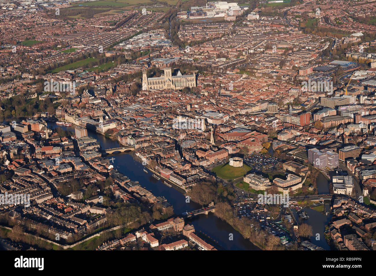 Ein Luftbild von York Stadtzentrum, das Münster und den Fluss Ouse ...