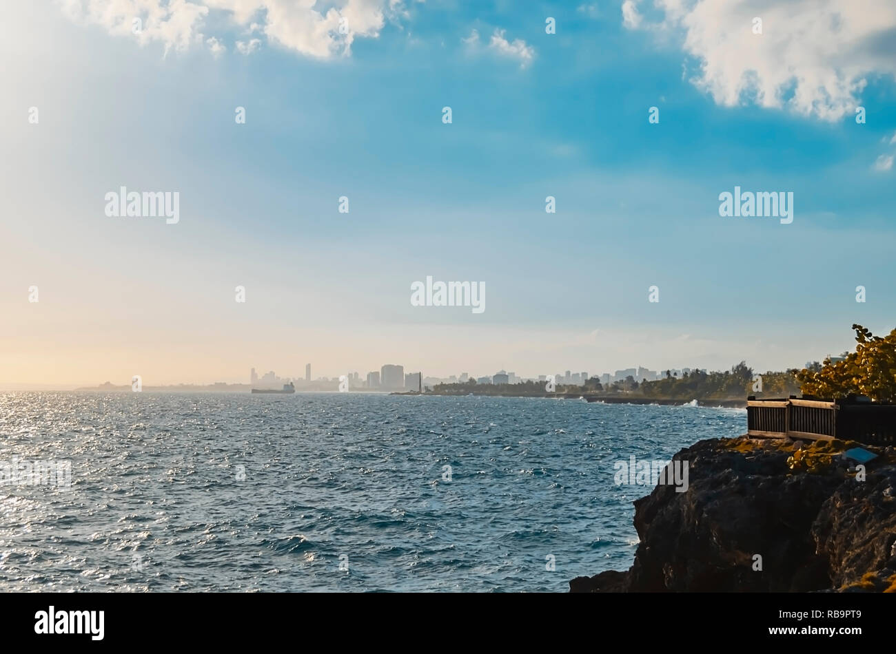 Karibik Meerblick von Santo Domingo wie golden Tropical Sunset Landschaft, Orange Teal Stockfoto