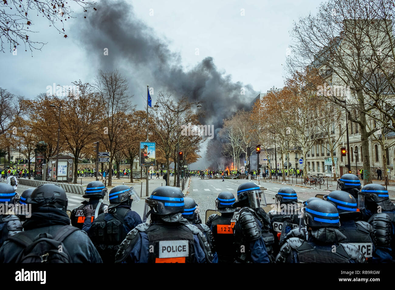 Gelb (gilets Jaunes) Proteste in Paris fordert Senkung der Mineralölsteuern, Wiedereinführung der Solidaritätssteuer auf Vermögen, einen Mindestlohn zu erhöhen, und Emmanuel's Längestrich Rücktritt als Präsident von Frankreich, 8. Dezember 2018. Stockfoto