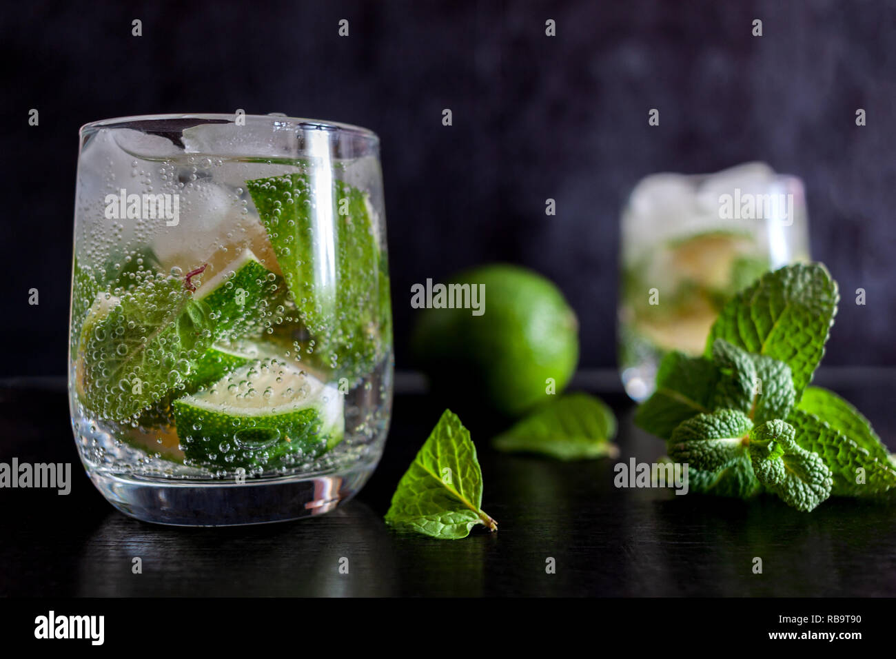 Mojito Cubano oder Caipirinha cocktail, eisgekühlten Drink mit Limette und Minze Stockfotografie