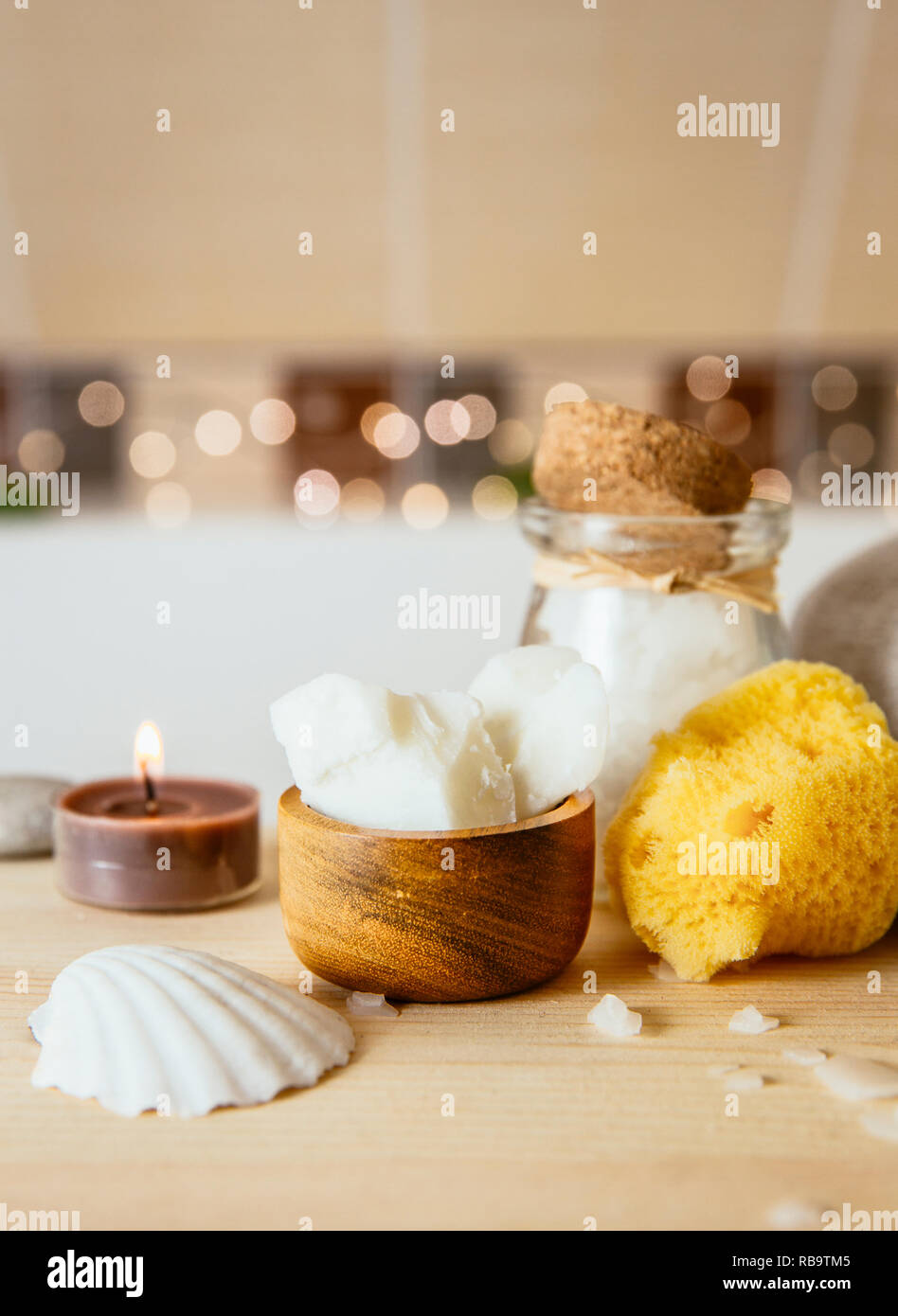 Austausch kosmetische Produkte mit natürlichen Kokos Öl Feuchtigkeits-creme. Solide Kokosöl Chunks in kleine hölzerne Schale mit anderen Bad Körperpflege Produkt Stockfoto