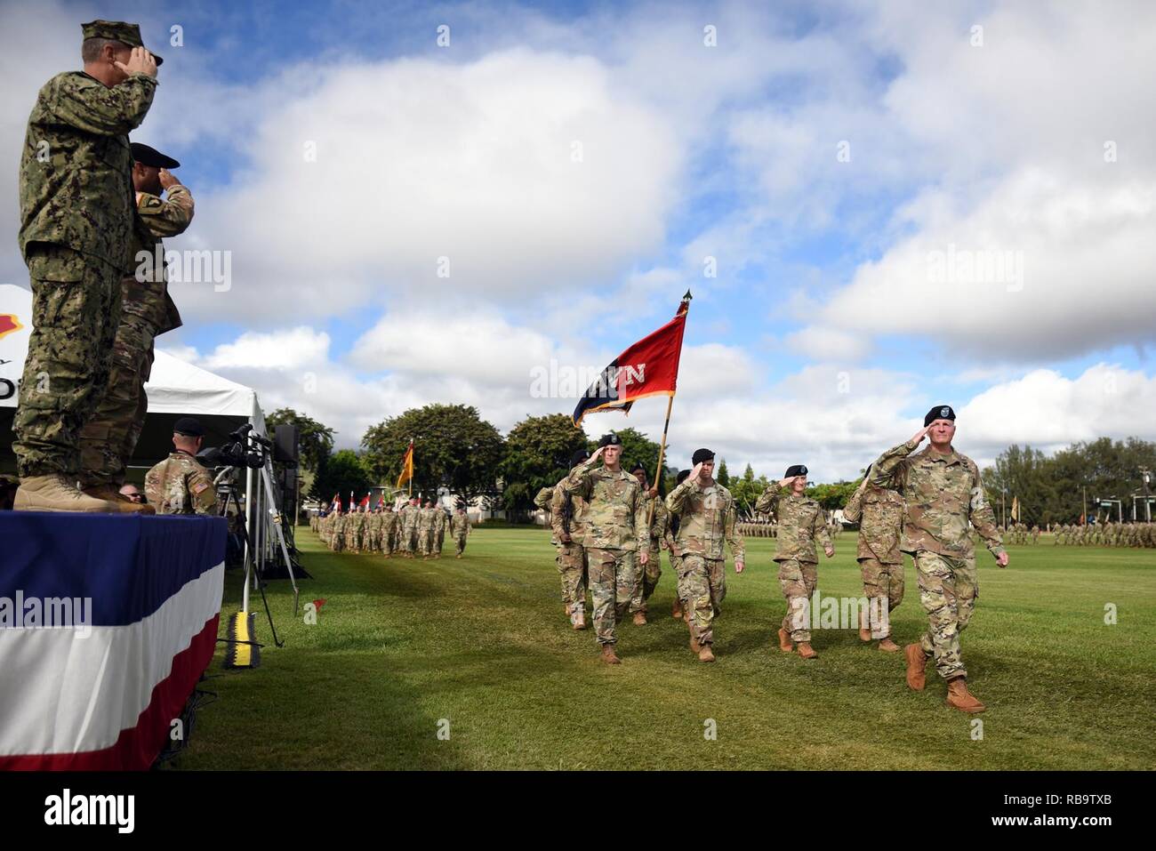 Oberst Thomas Burke, Commander, 25 Combat Aviation Brigade, 25 Infanterie Division, führt sein Aviation Soldaten Vergangenheit U.S. Navy Admiral Philip Davidson, Commander, U.S. Indo-Befehl, und Generalmajor Ronald Clark, Kommandierender General, 25. Inf. Div., während eine Abteilung Review Dez. 21, 2018, bei Weyand Feld. Die Division Review bedeckte weg eine Woche von Aktivitäten 77. Jahrestag der Division zu feiern. Stockfoto