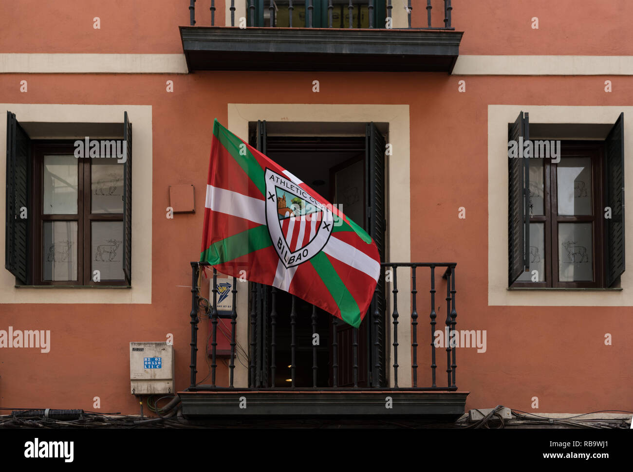 Flagge der Fußballverein Athletic Bilbao auf einem Balkon Stockfoto