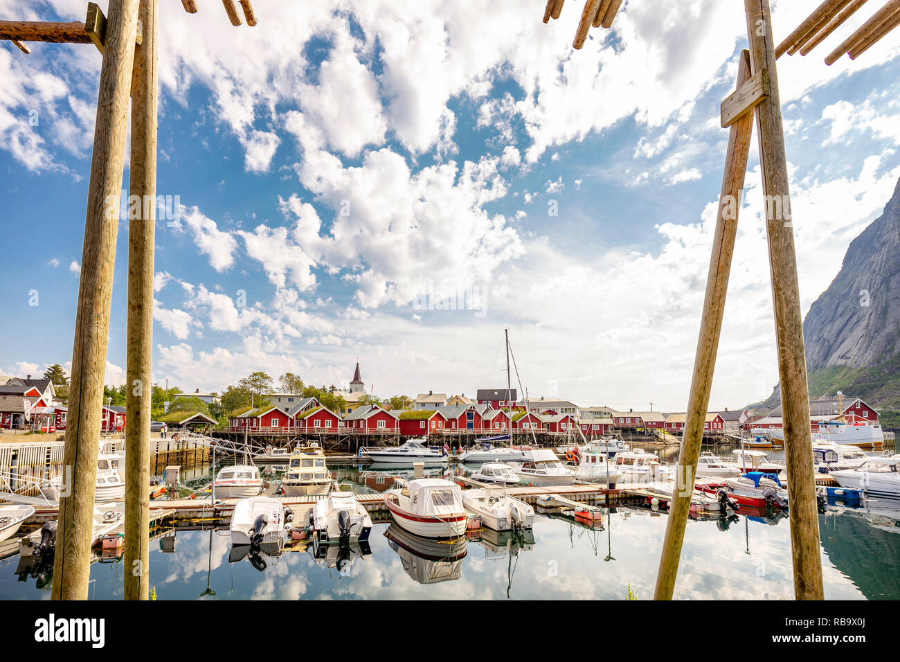 Schöne Dock in Reine, Fischerdorf in Lofoten, Nördliches Norwegen Stockfoto