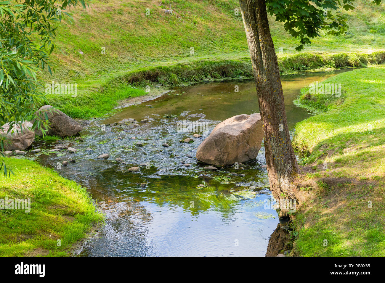 Einen kleinen malerischen Fluss mit Steinen im Park von Grodno, Weißrussland Stockfoto