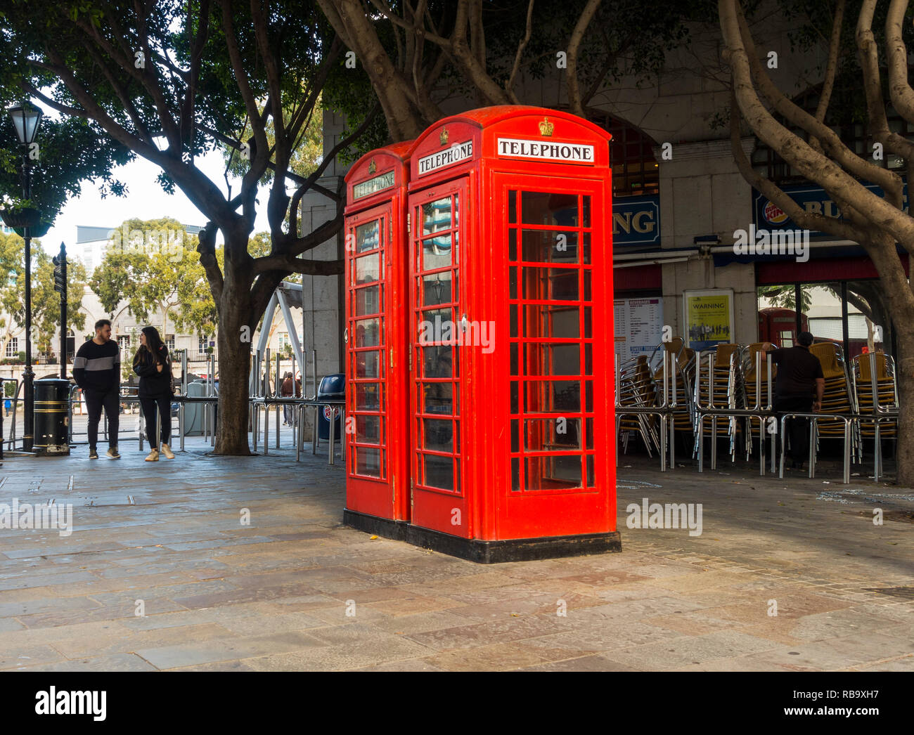 Gibraltar Rock. Zwei traditionelle britische rote Telefonzellen in Gibraltar, Übersee, Europa. Stockfoto