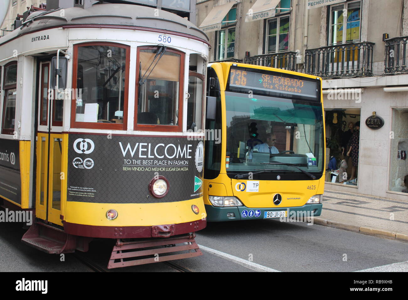 Die öffentlichen Verkehrsmittel in Lissabon. Straßenbahn und Bus wartet das grüne Licht, Stockfoto