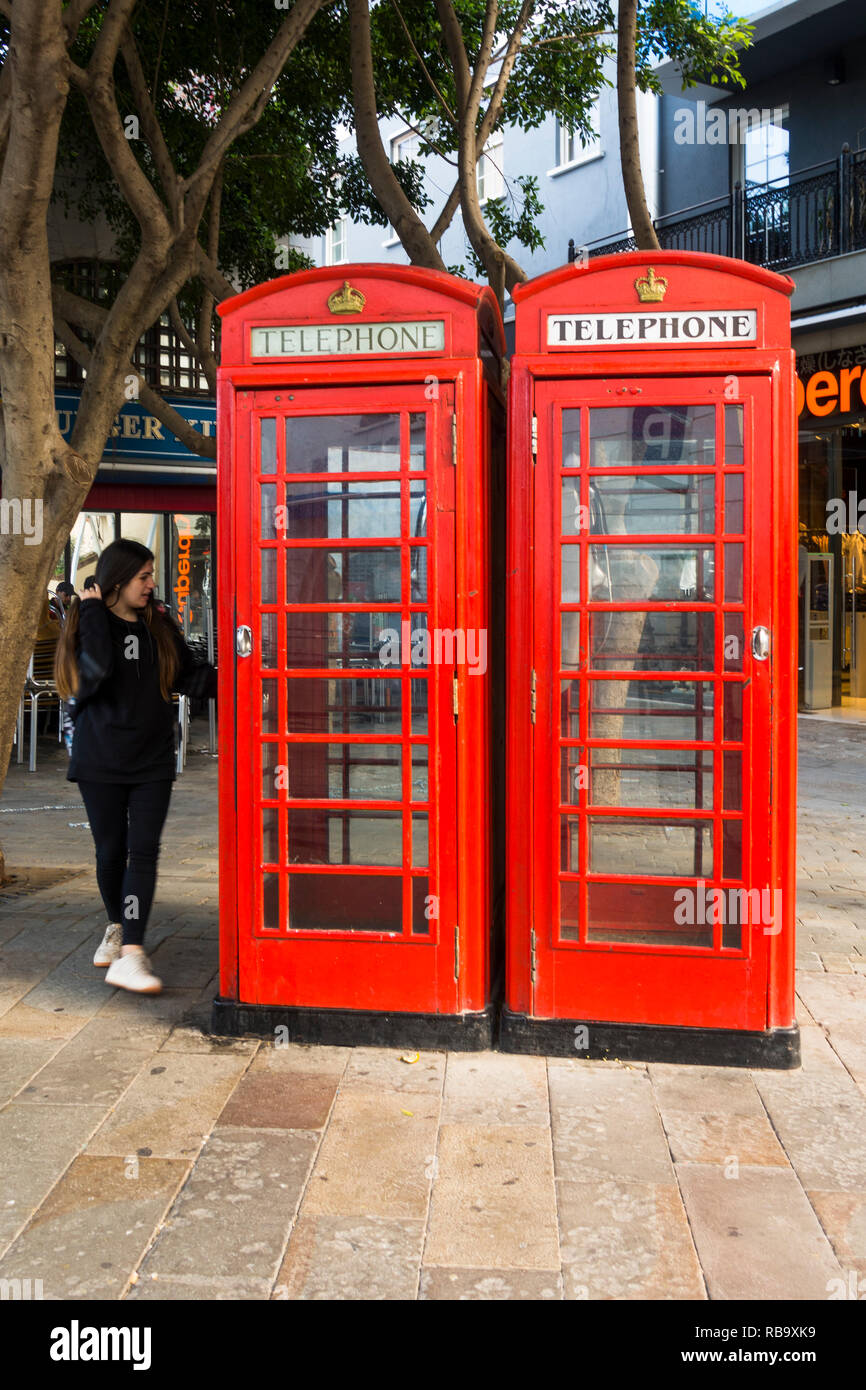 Gibraltar. Zwei traditionelle britische rote Telefonzellen in Gibraltar, Übersee, Europa. Stockfoto
