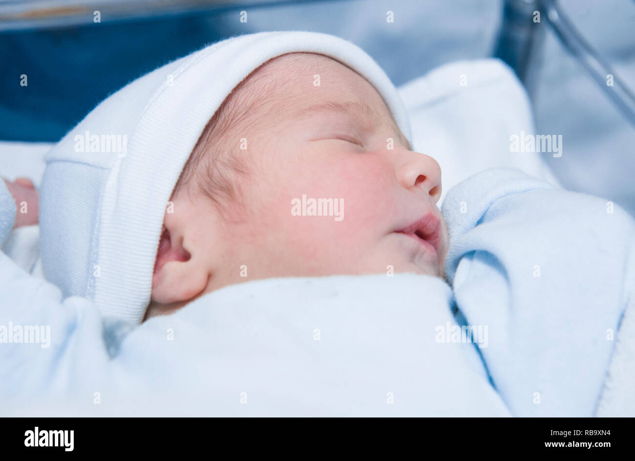 Face-up Position schlafen neugeborene Baby. Paar Stunden altes Baby im Krankenhaus Krippe Stockfoto