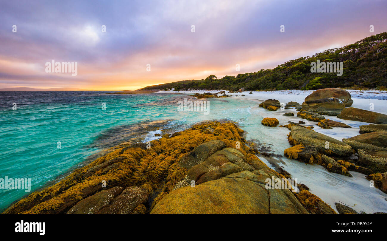 Albany, Western Australia. Whalers Cove und Fishermans Strand bei Sonnenaufgang Stockfoto