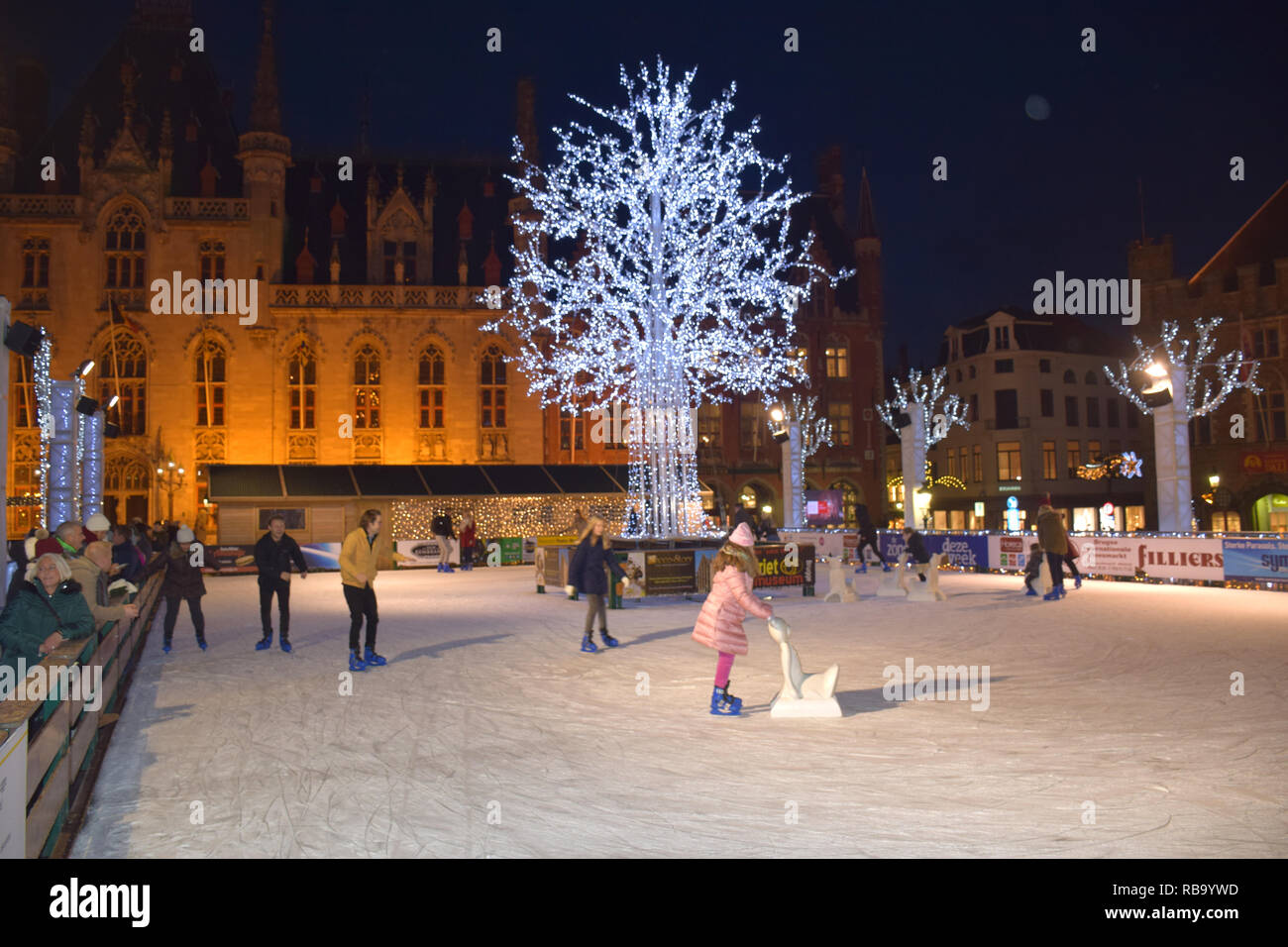 Eislaufbahn in Brügge Weihnachtsmarkt, Belgien, Dezember 2018 Stockfoto