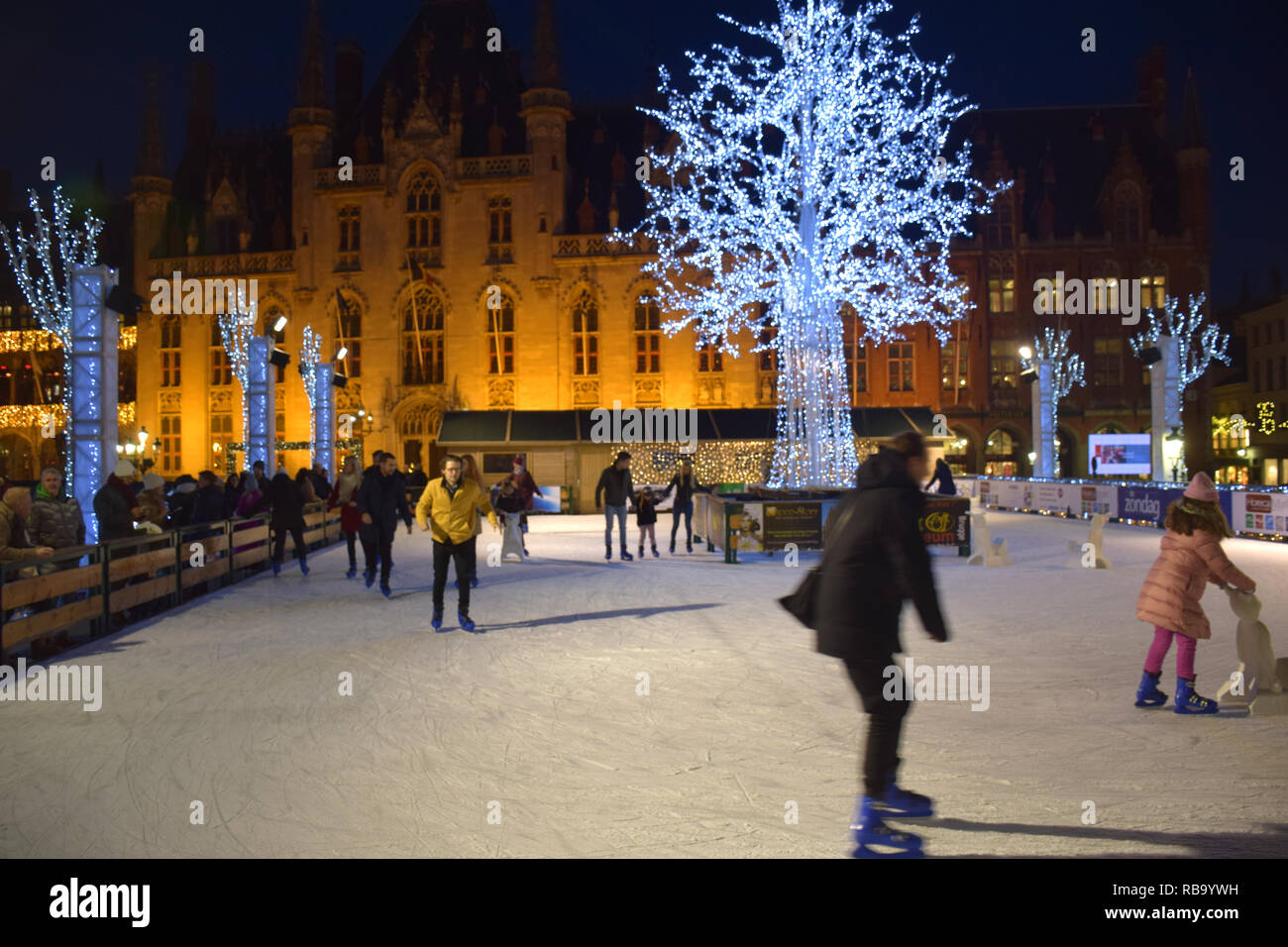 Eislaufbahn in Brügge Weihnachtsmarkt, Belgien, Dezember 2018 Stockfoto