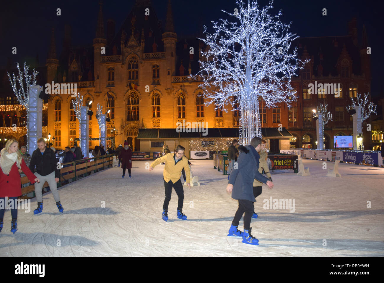 Eislaufbahn in Brügge Weihnachtsmarkt, Belgien, Dezember 2018 Stockfoto