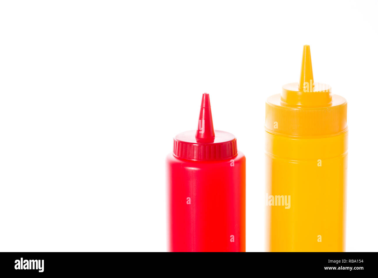 Ketchup und Senf Flasche auf weißem Hintergrund. Copyspace Stockfoto