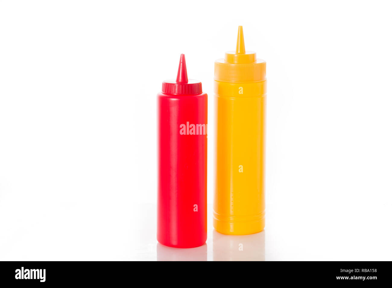 Ketchup und Senf Flasche auf weißem Hintergrund. Stockfoto