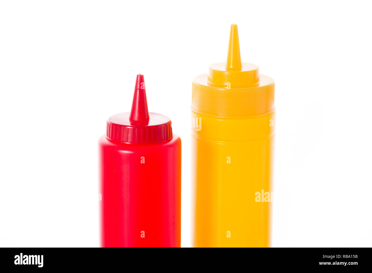 Ketchup und Senf Flasche auf weißem Hintergrund. Stockfoto