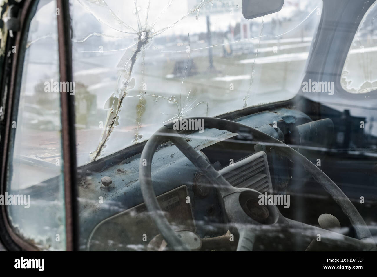 E Aussicht auf dem Armaturenbrett des havarierten Ancien amerikanische Pick-up-Truck. Stockfoto